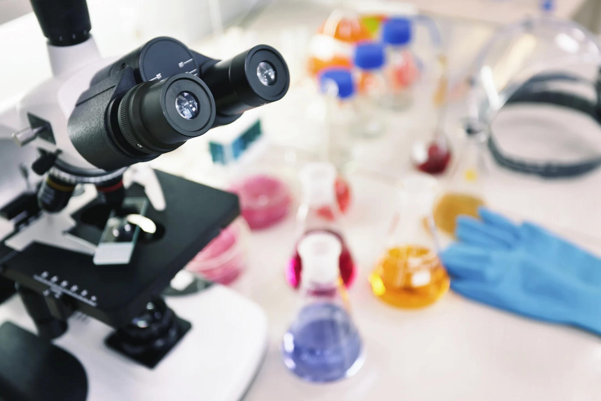 Microscópio de laboratório moderno com fundo desfocado, representando investigação científica e análises laboratoriais.